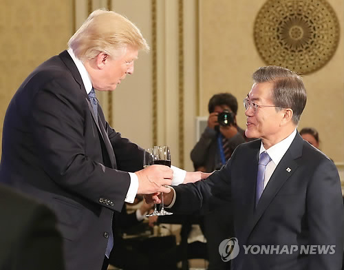 건배하는 문 대통령과 트럼프 대통령