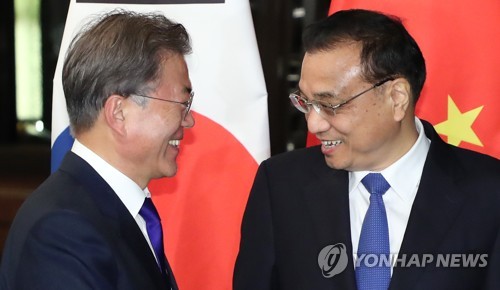 문 대통령, 중국 총리와 미소