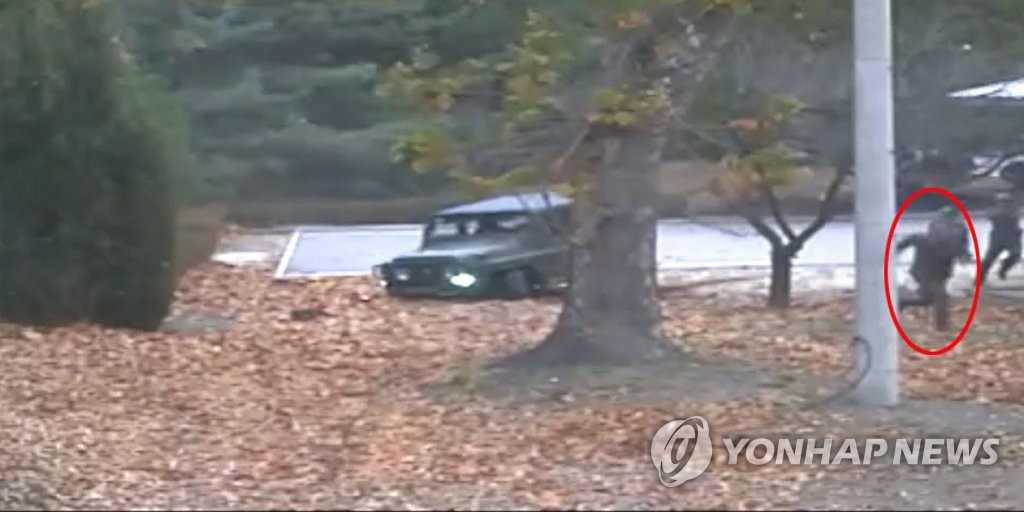 国連軍司令部が公開した、亡命の様子が映った監視カメラ映像。兵士（赤丸の囲み）がジープを乗り捨て、韓国側に向かって走っている（同司令部提供）＝（聯合ニュース）