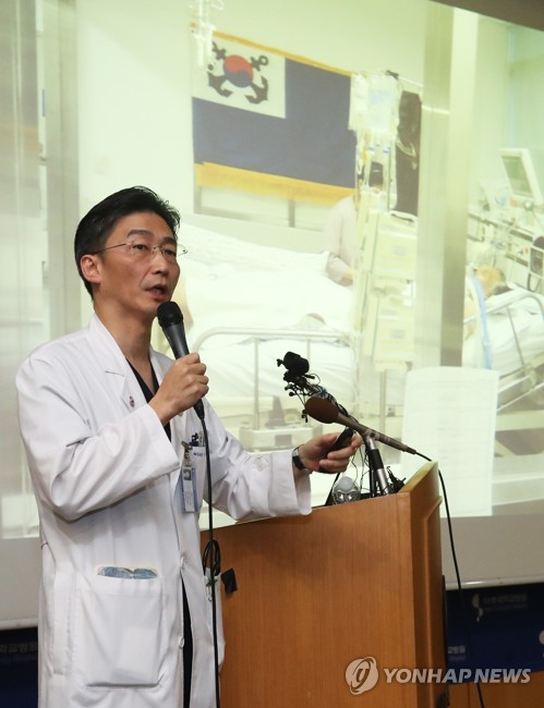 북한군 인권 문제 설명하는 이국종 교수