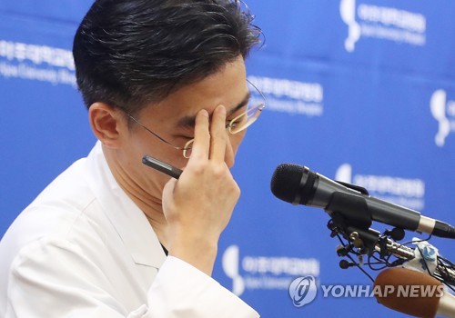 생각에 잠긴 이국종 교수