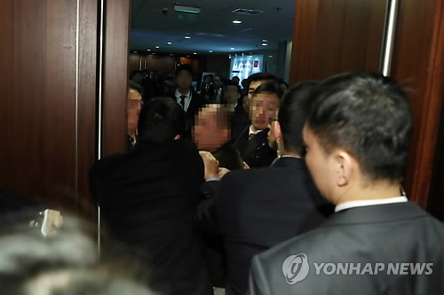 중국 측 경호 관계자에게 폭행 당하는 한국 사진기자