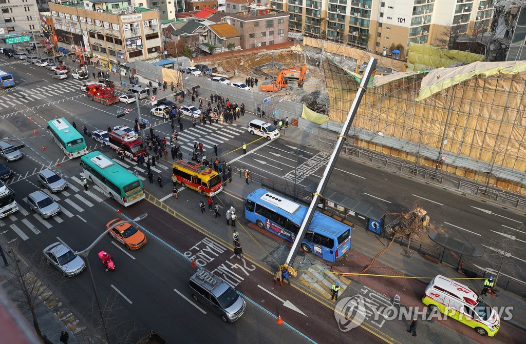 서울 도심에서 아찔한 크레인 전복사고