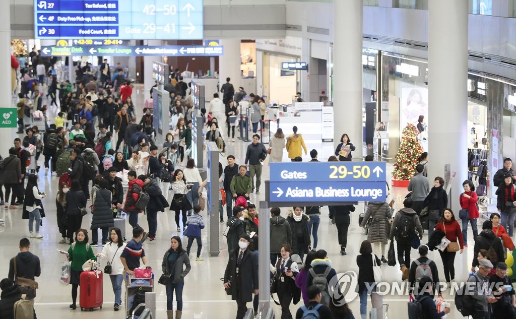 출국하는 여행객으로 붐비는 인천공항 면세점구역 [연합뉴스 자료사진]