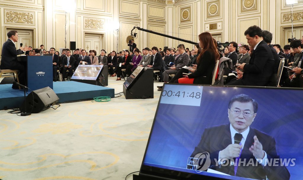 기자 질문에 답하는 문 대통령