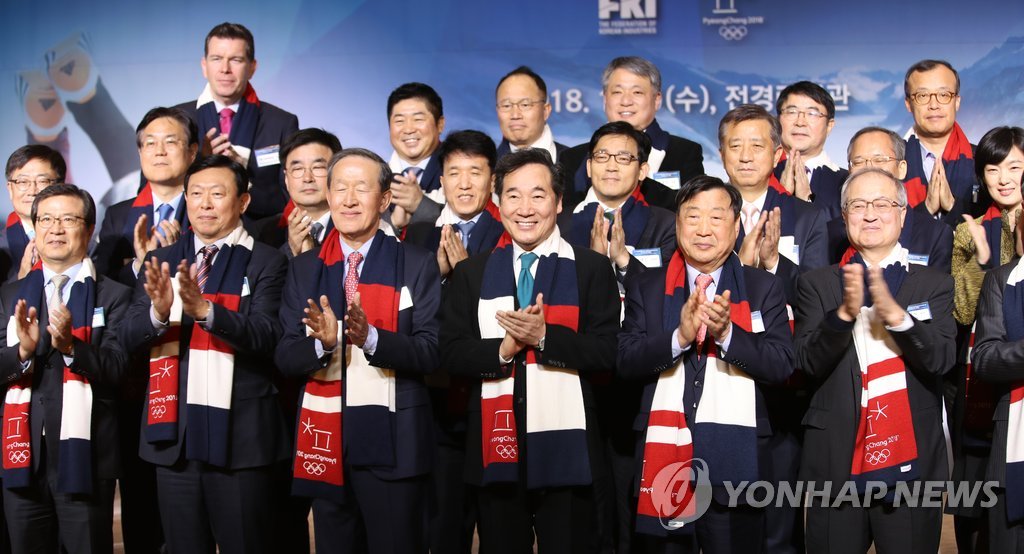 スポンサー企業と記念撮影する李洛淵首相（前列左から４人目）＝１０日、ソウル（聯合ニュース）