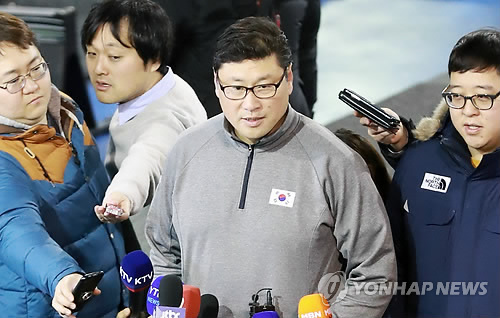 인터뷰하는 백지선 감독