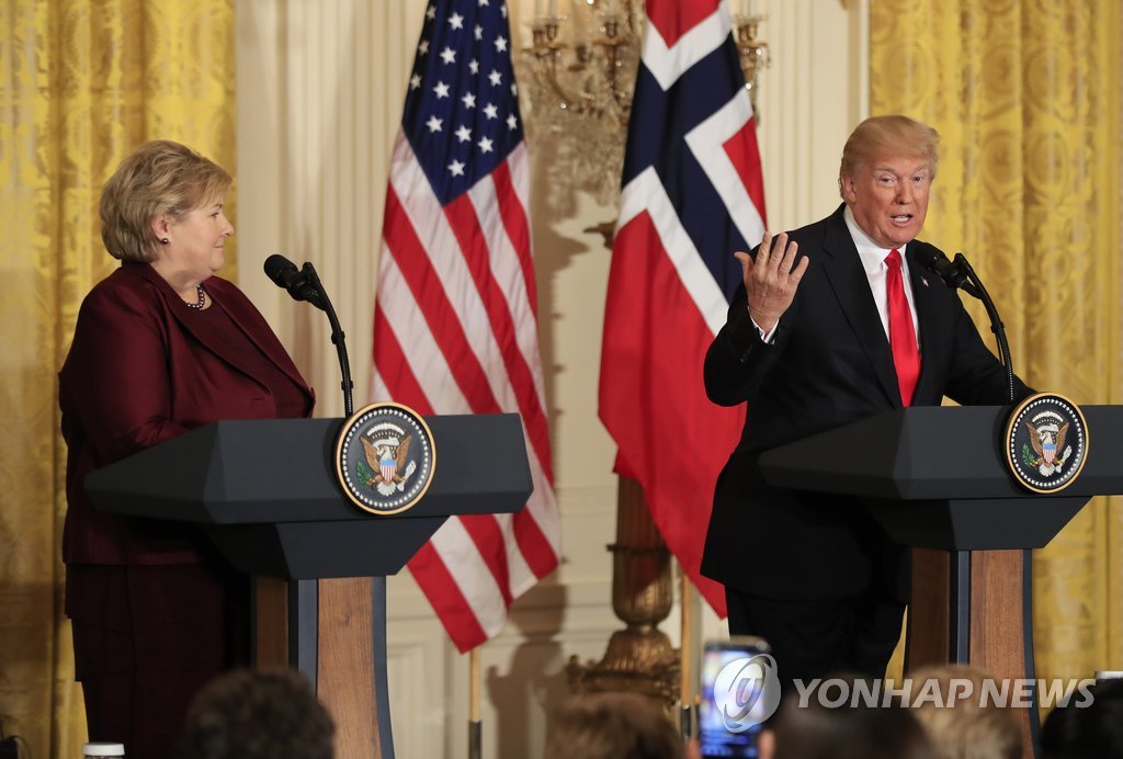 10일(현지시간) 백악관에서 에르나 솔베르그 노르웨이 총리와 공동기자회견을 하는 도널드 트럼프 미국 대통령 [AP=연합뉴스]