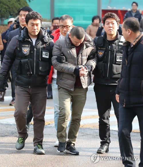 일가족 살해현장 들어서는 김성관