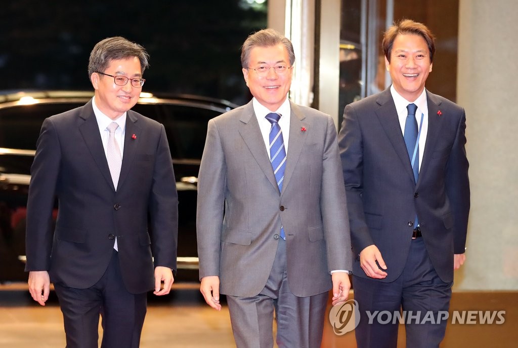 입장하는 문 대통령과 김동연 경제부총리