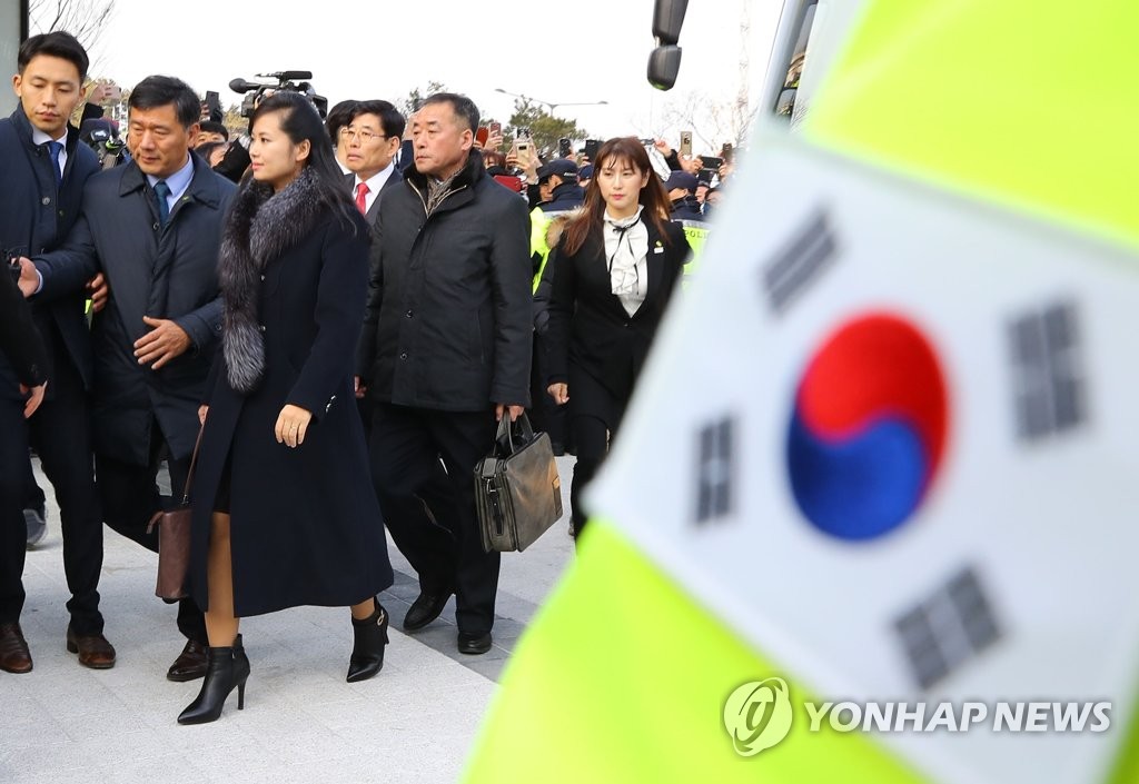 강릉 아트센터 도착한 북한 사전점검단