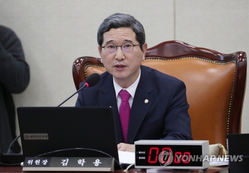 전체회의 주재하는 김학용 국방위원장