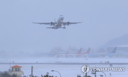 제주공항 눈보라 속 이륙