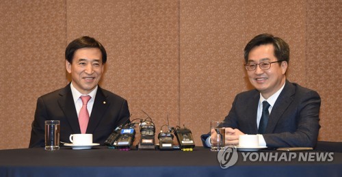 김동연 부총리, 이주열 한은총재와 티타임 회동
