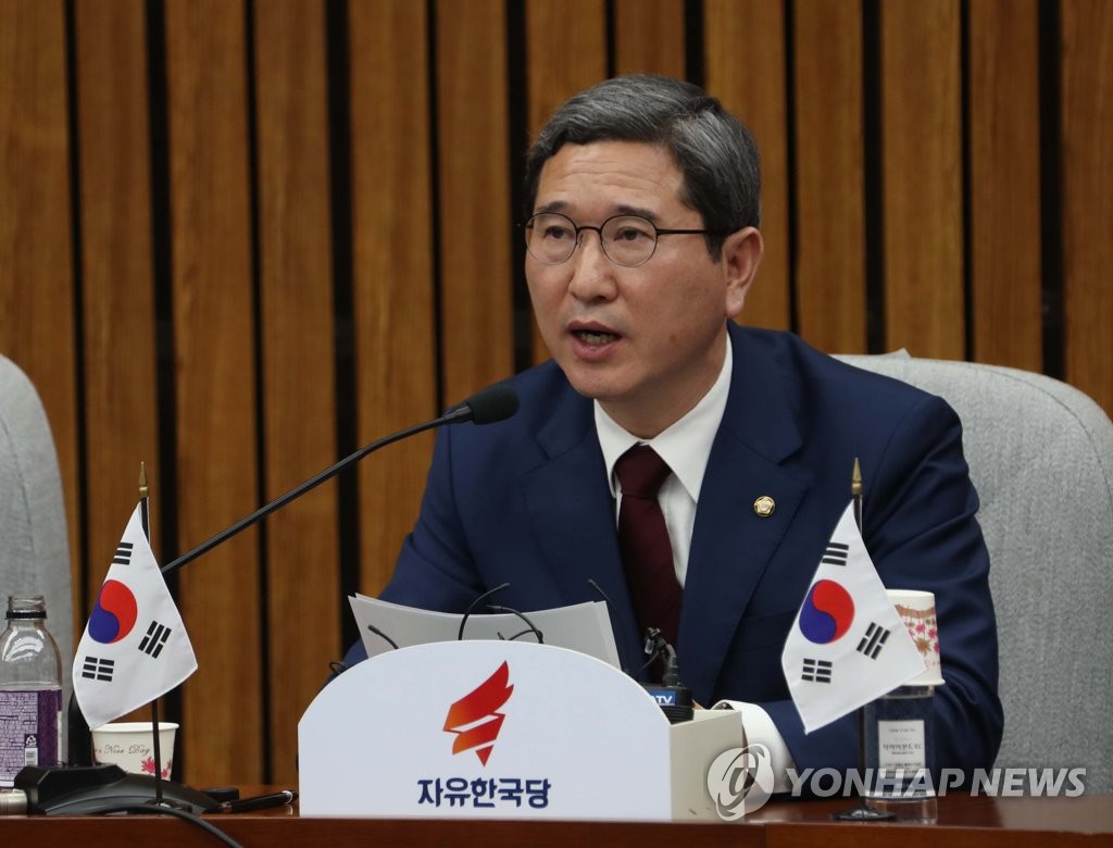 발언하는 김학용 국방위원장