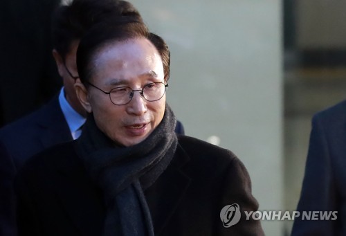 사무실 나서는 이명박 전 대통령