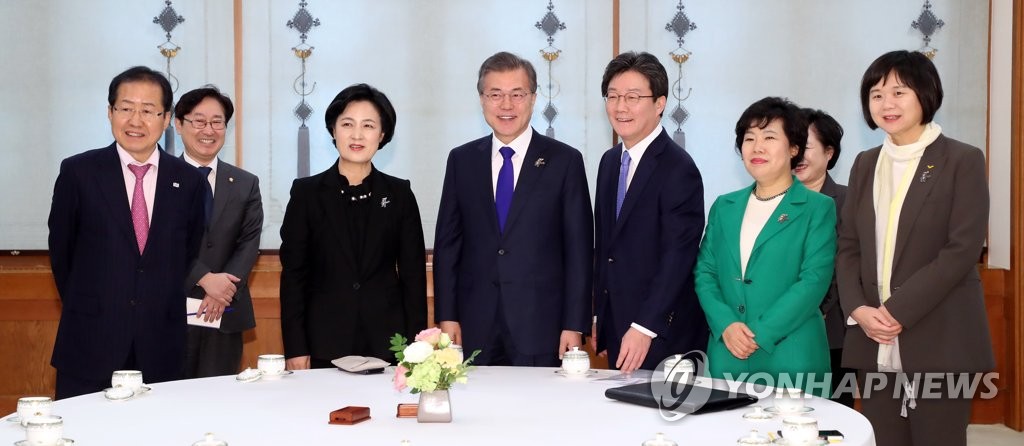 President Moon Jae-in (C) meets with the chiefs of five political parties at the presidential office Cheong Wa Dae on March 7, 2018, in this file photo, to discuss North Korea's nuclear problem and political issues. (Yonhap)