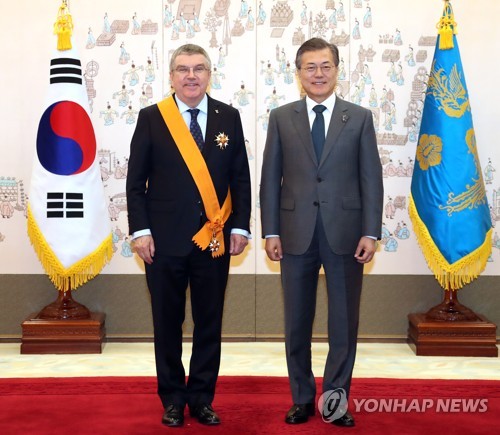 대한민국 훈장 받은 바흐 IOC위원장