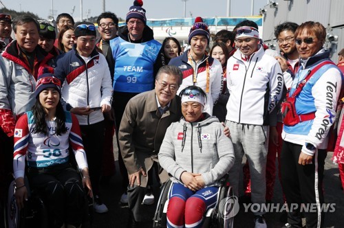 패럴림픽 선수들 격려하는 문 대통령