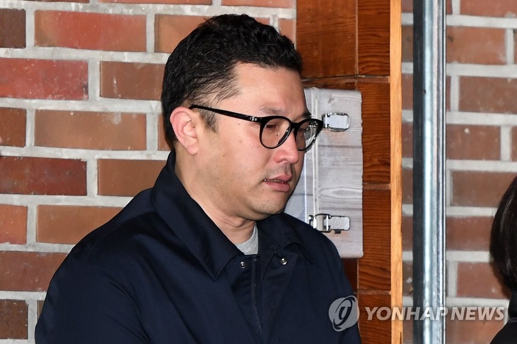 MB 구속 지켜보는 아들