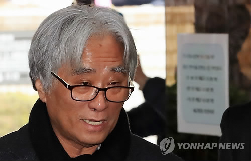 취재진 질문에 답하는 이윤택