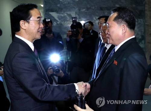 리선권과 악수하는 조명균