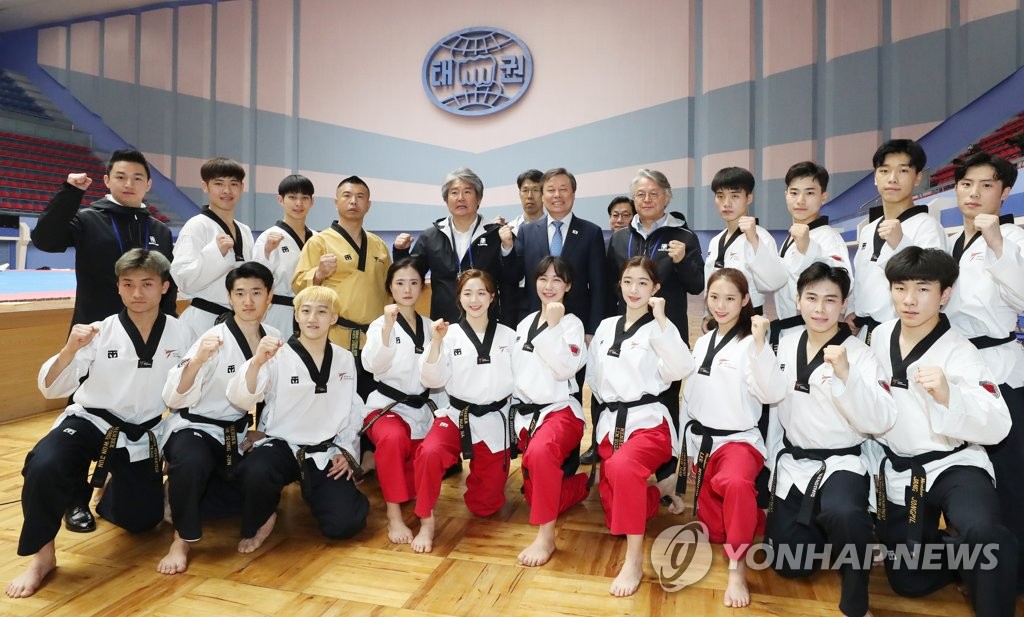 기념촬영하는 태권도시범단