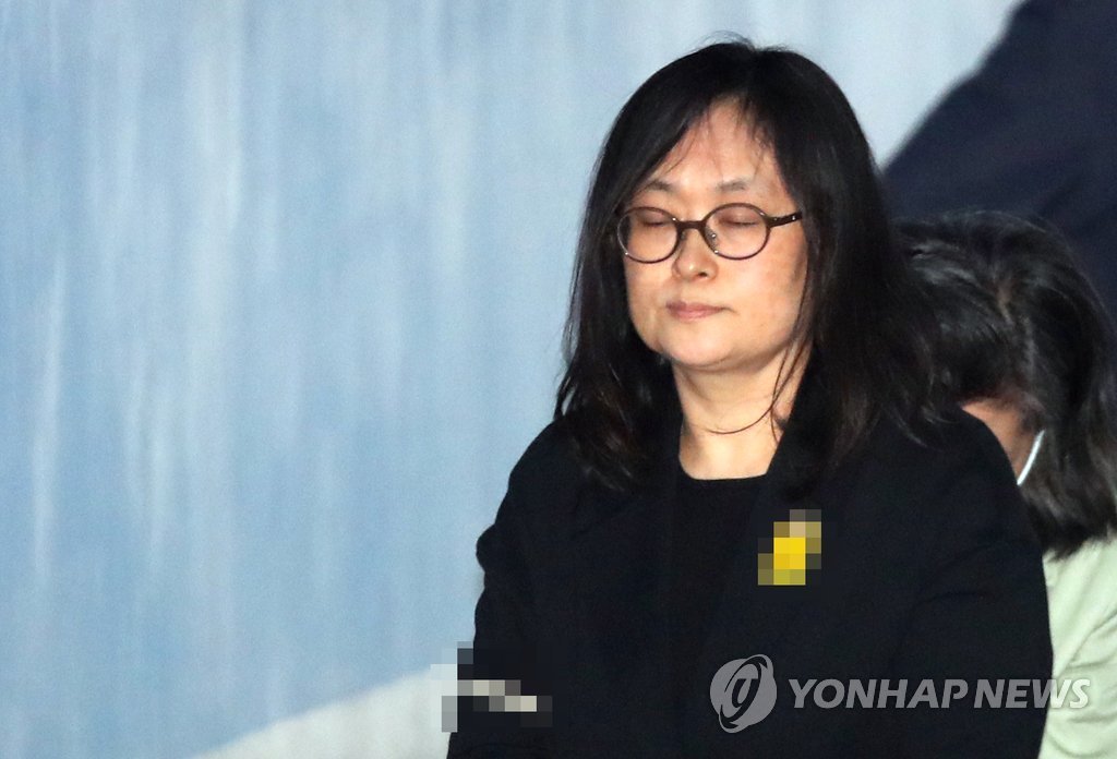 '40억대 배임' 유섬나 속행공판 출석