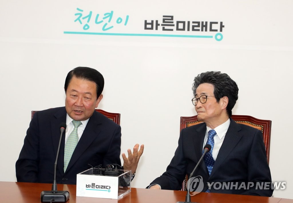 대화하는 박주선 공동대표와 이목희 부위원장