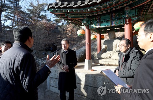 청와대, 관저 뒤편 석불좌상 살피는 문 대통령