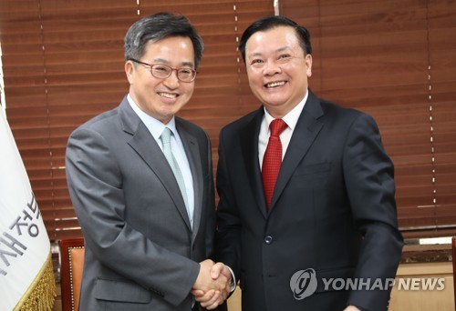 베트남 재무장관과 악수하는 김동연 부총리