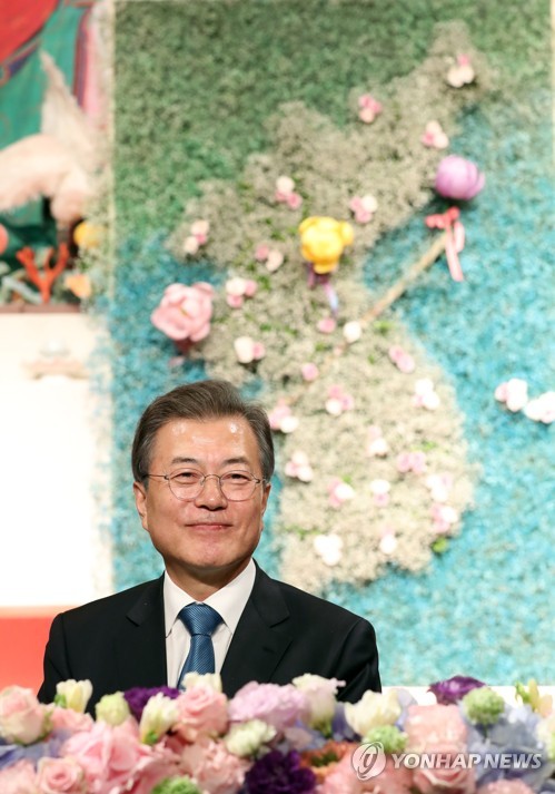 꽃 핀 한반도 앞 문 대통령