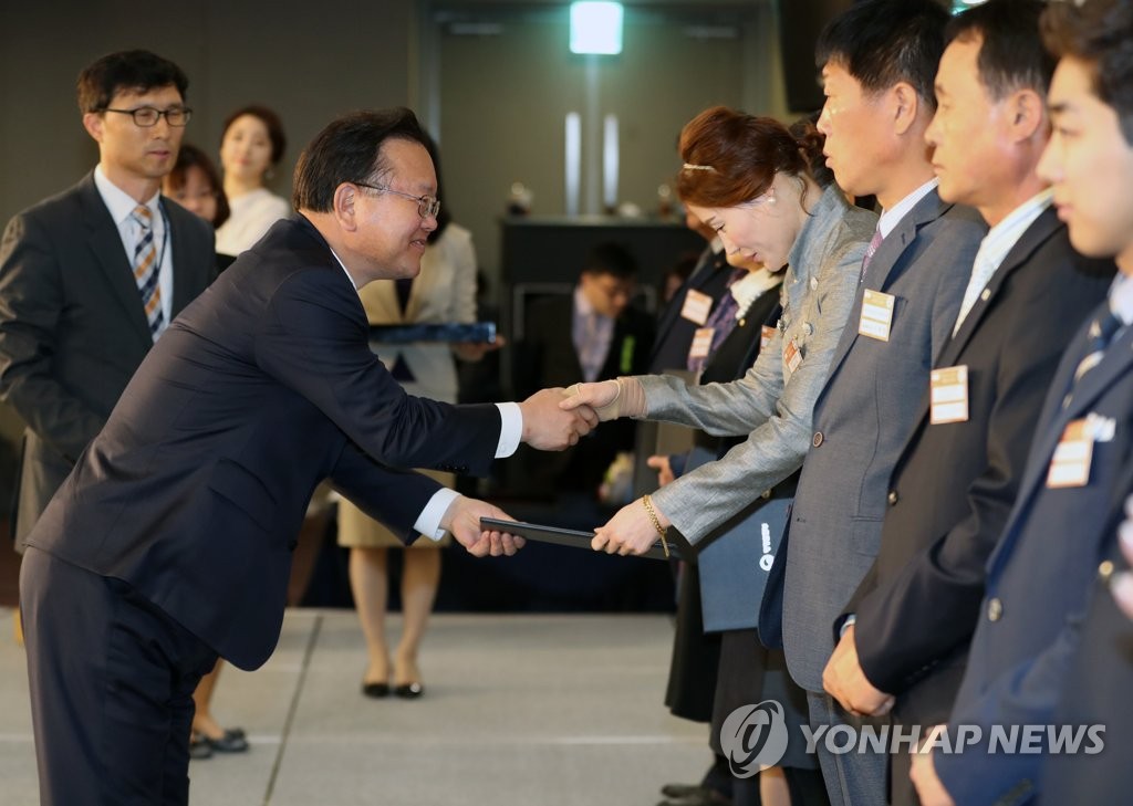정부포상하는 김부겸 장관