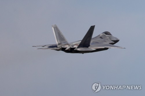 광주에서 이륙하는 F-22 랩터