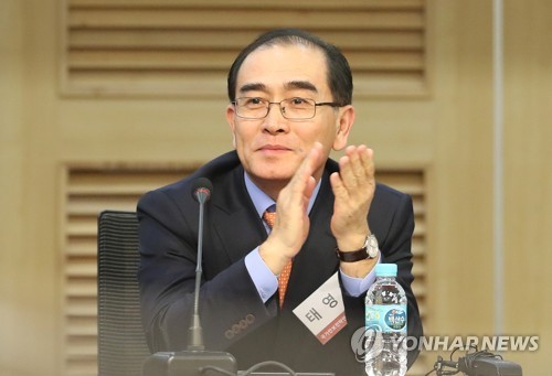 박수치는 태영호 전 영국주재 북한 공사