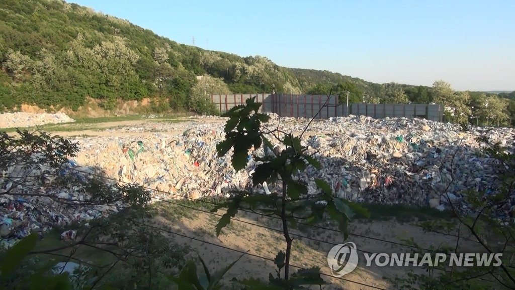 남의 땅에 몰래 폐기물 묻어 수십억원 챙긴 일당 검거