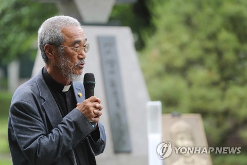 추모사하는 문규현 신부