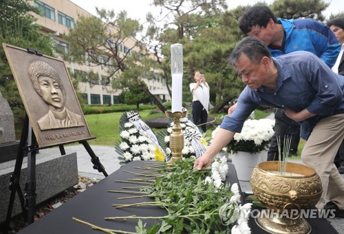 이세종 열사 추모비에 놓이는 국화