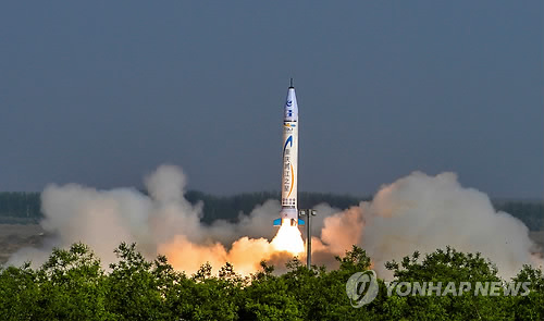 시험발사되는 中 민간 로켓 '충칭량장즈싱'