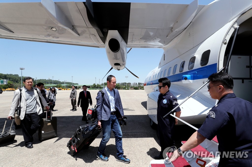 정부 수송기 탑승하는 남측 공동취재단