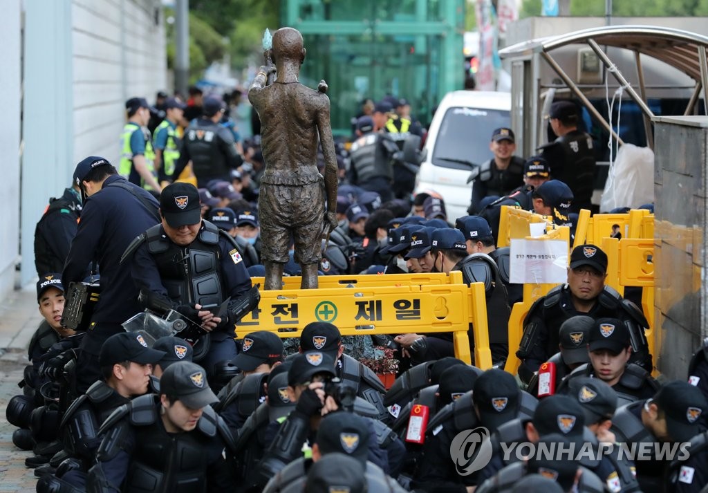 긴장감 감도는 강제징용노동자상 주변