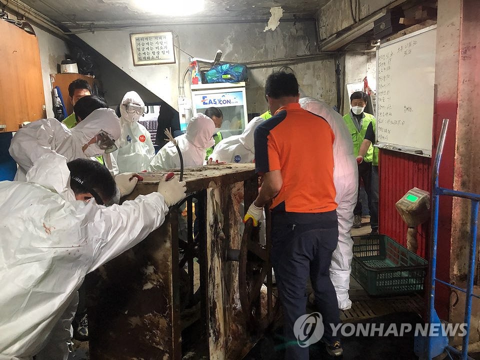지난 25일 성남 모란시장 마지막 개도축 시설 철거