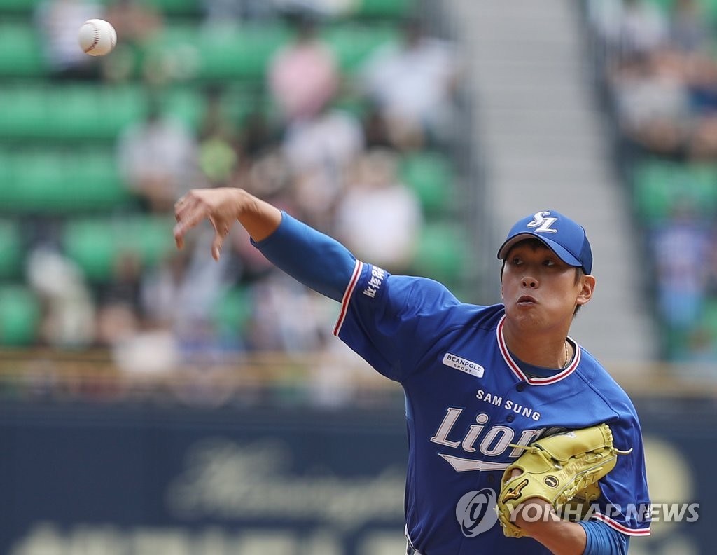 In this file photo from May 27, 2018, Yun Sung-hwan of the Samsung Lions throws a pitch against the Doosan Bears during a Korea Baseball Organization regular season game at Jamsil Stadium in Seoul. (Yonhap)