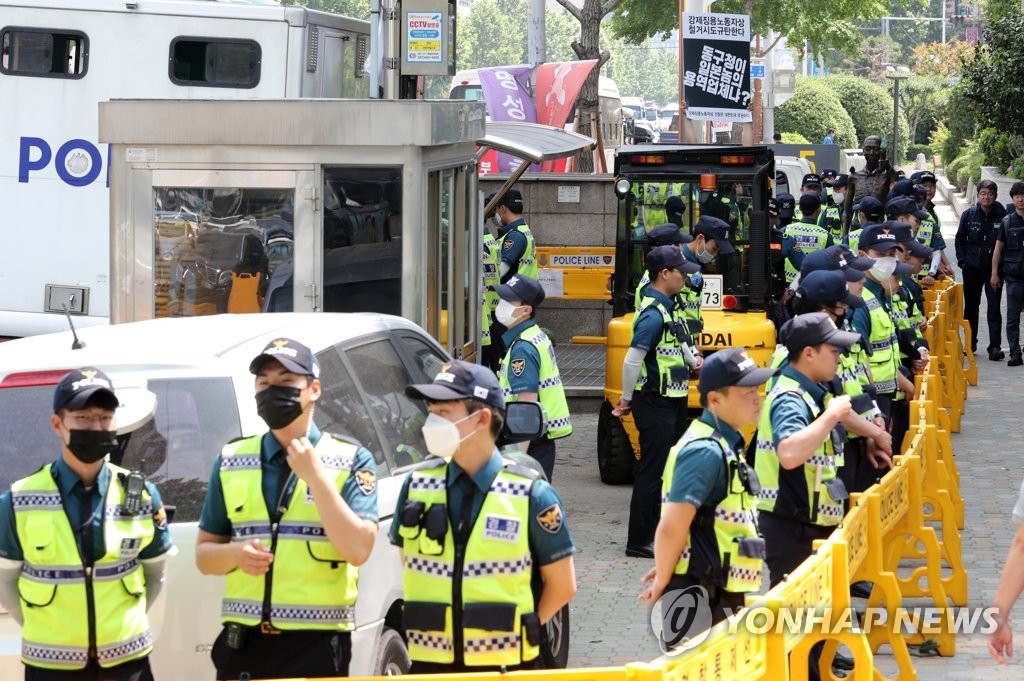 강제철거 앞두고 긴장감 흐르는 일본영사관 인근