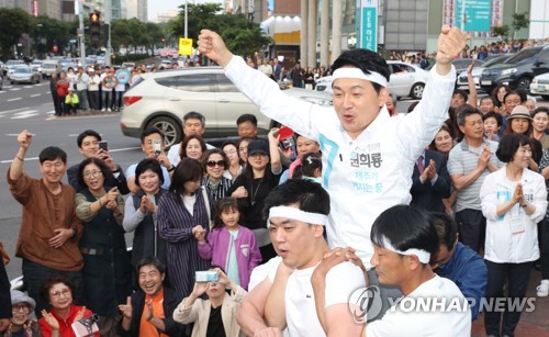 기마전 퍼포먼스 하는 원희룡