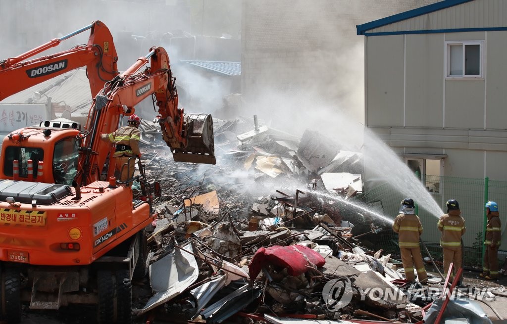 '붕괴' 용산 상가 건물 잔해 정리 작업