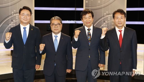 토론회 앞서 기념촬영 하는 경기도교육감 후보들