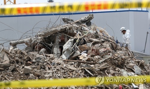 붕괴 현장 살펴보는 국과수 관계자