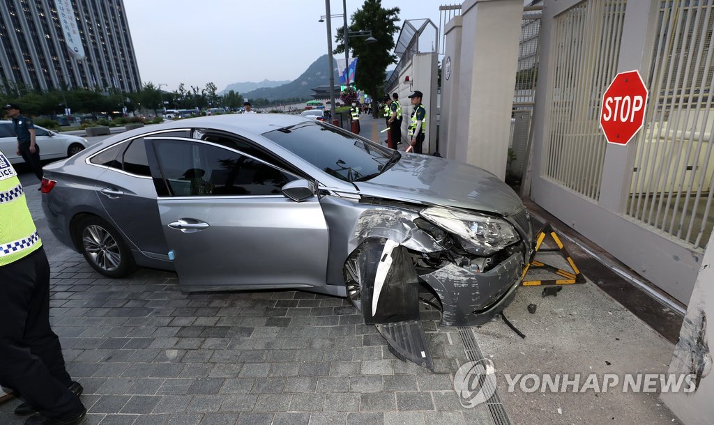 주한미국대사관에 돌진하다 파손된 차량