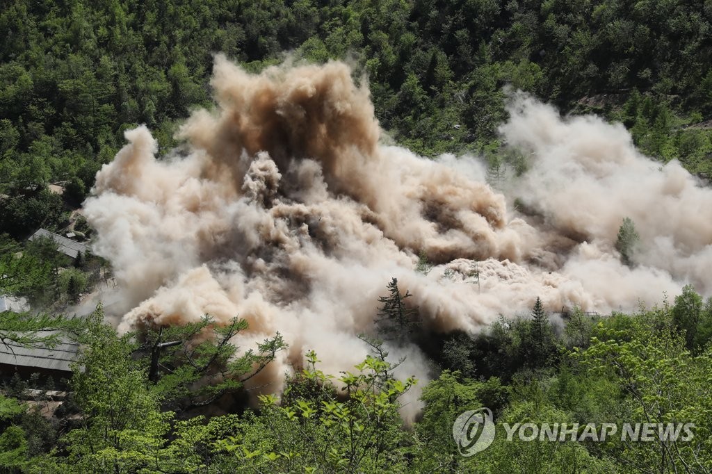 북한이 2018년 5월 24일 함경북도 길주군 풍계리 핵실험장의 지휘소와 건설노동자 막사를 폭파하는 모습. [연합뉴스 자료사진]